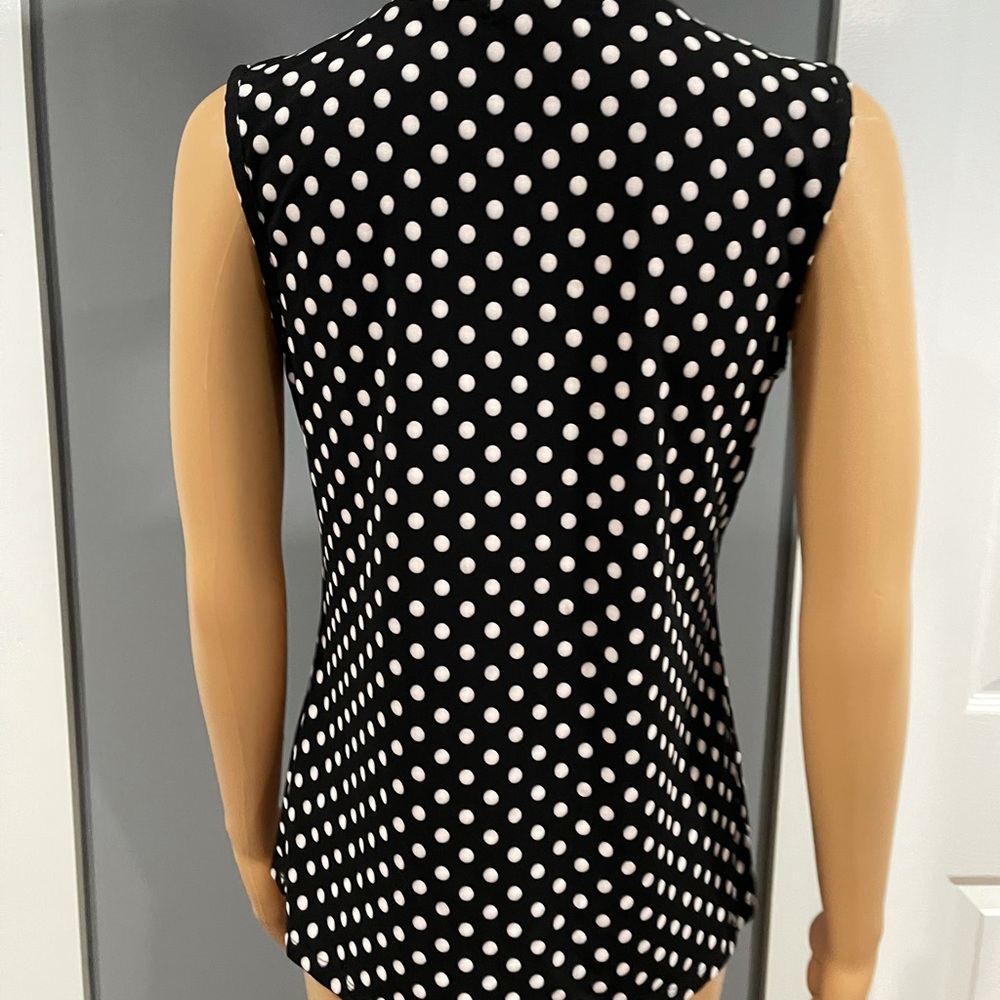 LOVE BY DESIGN Bllie Mock Neck Sleeveless Top - Picture 4 of 8